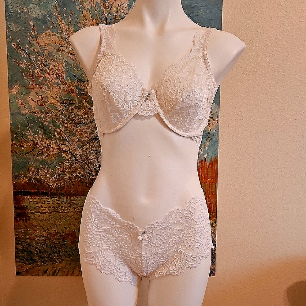 38C Smart and Sexy White Lace Bra and Panty Set
